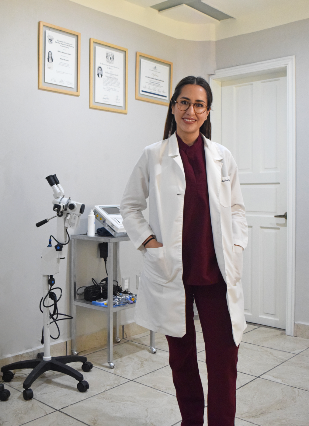 Dra. Andrea Esquinca Rovelo, ginecóloga y obstetra en Comitán Chiapas, con bata médica